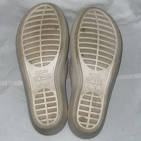 Crocs Patricia Wedge Sandals. White upper with a green footbed. Size 8 - Picture 9 of 10